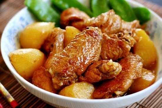 Готовьте сытные крылышки с картошкой, запеченные в духовке, на ужин — не прогадаете
