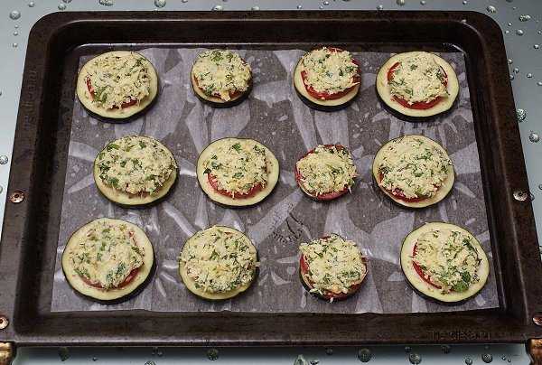 Баклажаны, запеченные с помидорами и сыром в духовке