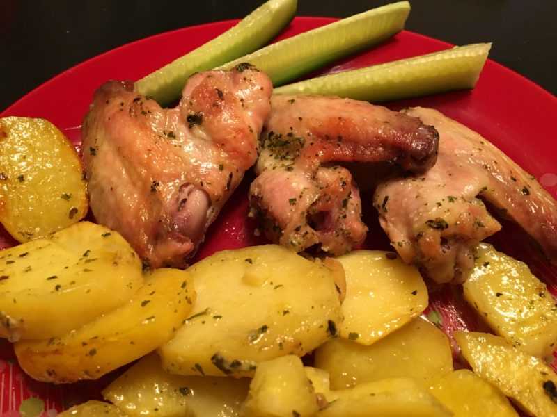Куриные крылышки с картошкой, запеченные в духовке (фото + видео)