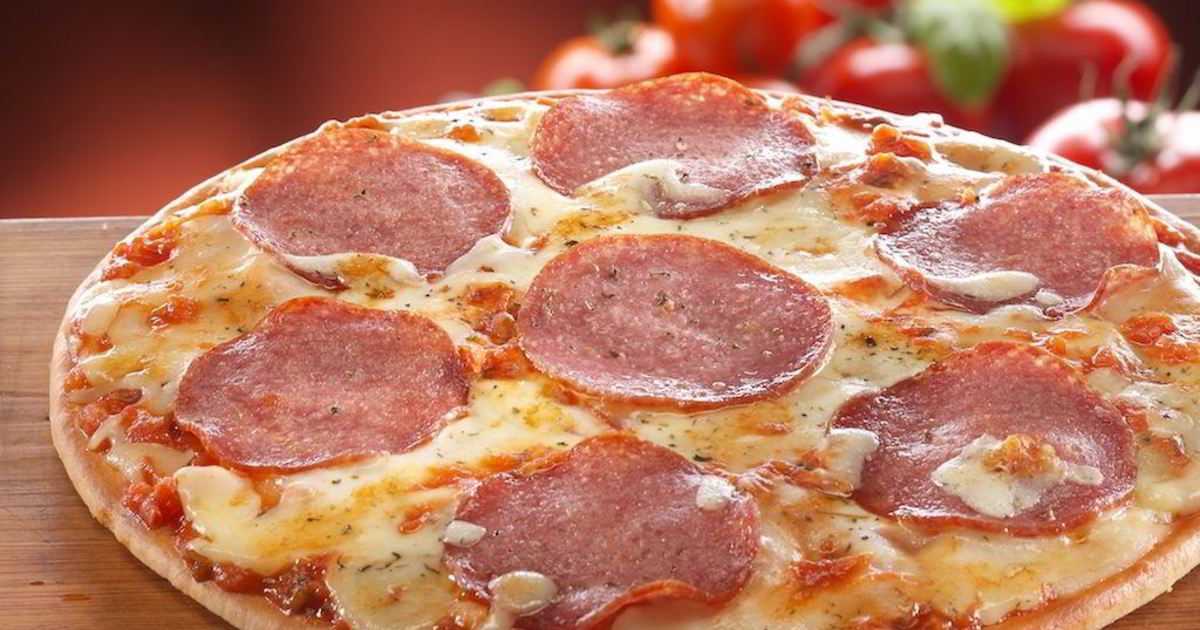 Пицца с колбасой, сыром и помидорами — 6 пошаговых рецептов