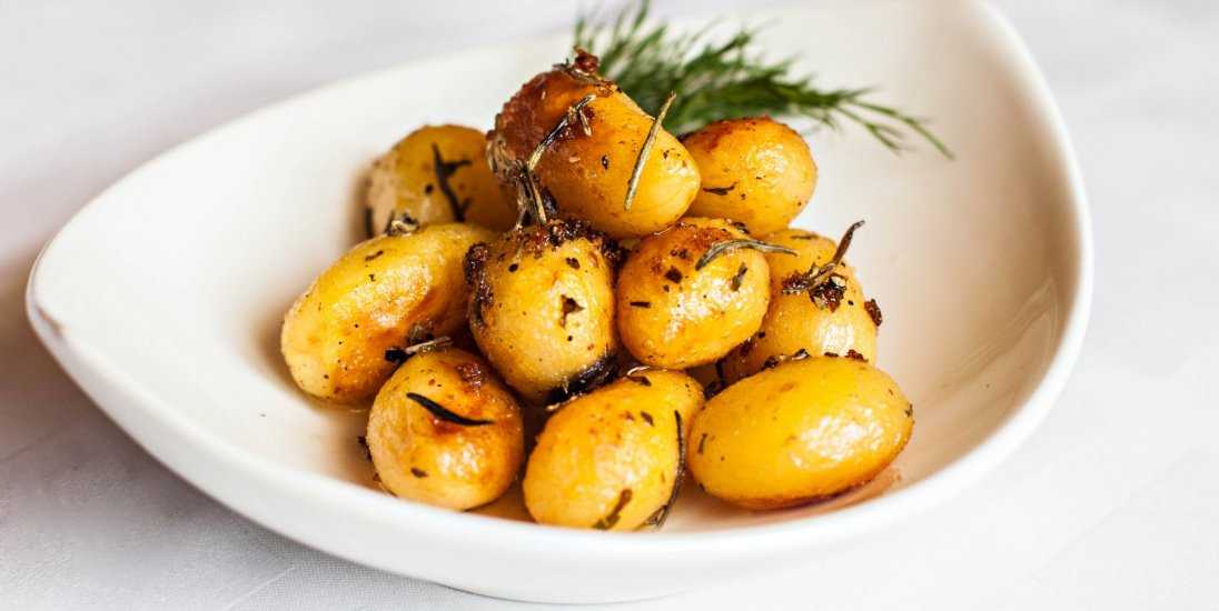 Картофель запеченный с розмарином - 200 рецептов: гарнир | foodini