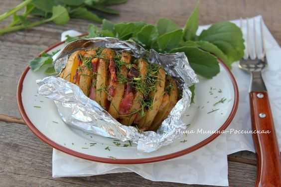 Картошка-гармошка с беконом и сыром в духовке
