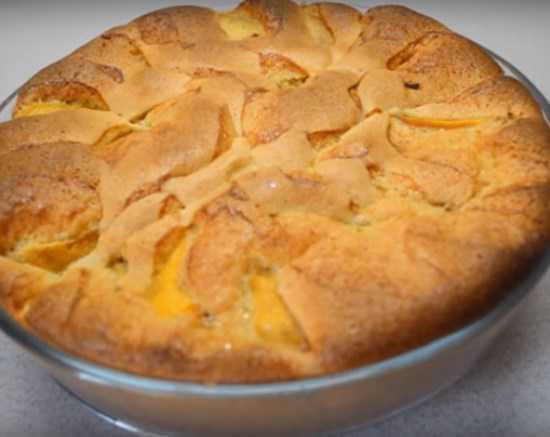 Пышная шарлотка на кефире с яблоками в духовке — 4 самых воздушных рецепта