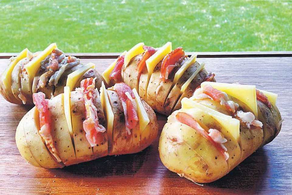 Картошка с сыром и беконом в духовке по швейцарски рецепт с фото пошагово и видео - 1000.menu