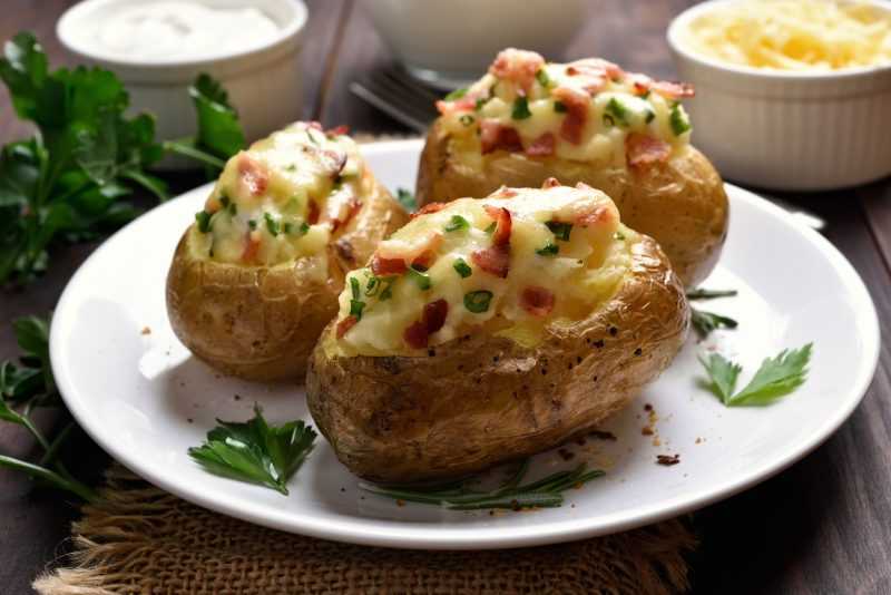 Вкусные рецепты приготовления картошки с колбасой и сыром