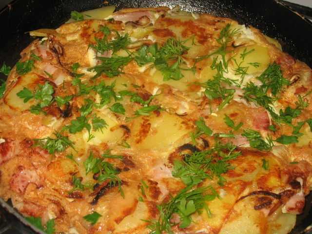 Рецепты на скорую руку: картофельные запеканки с кусочками колбасы
