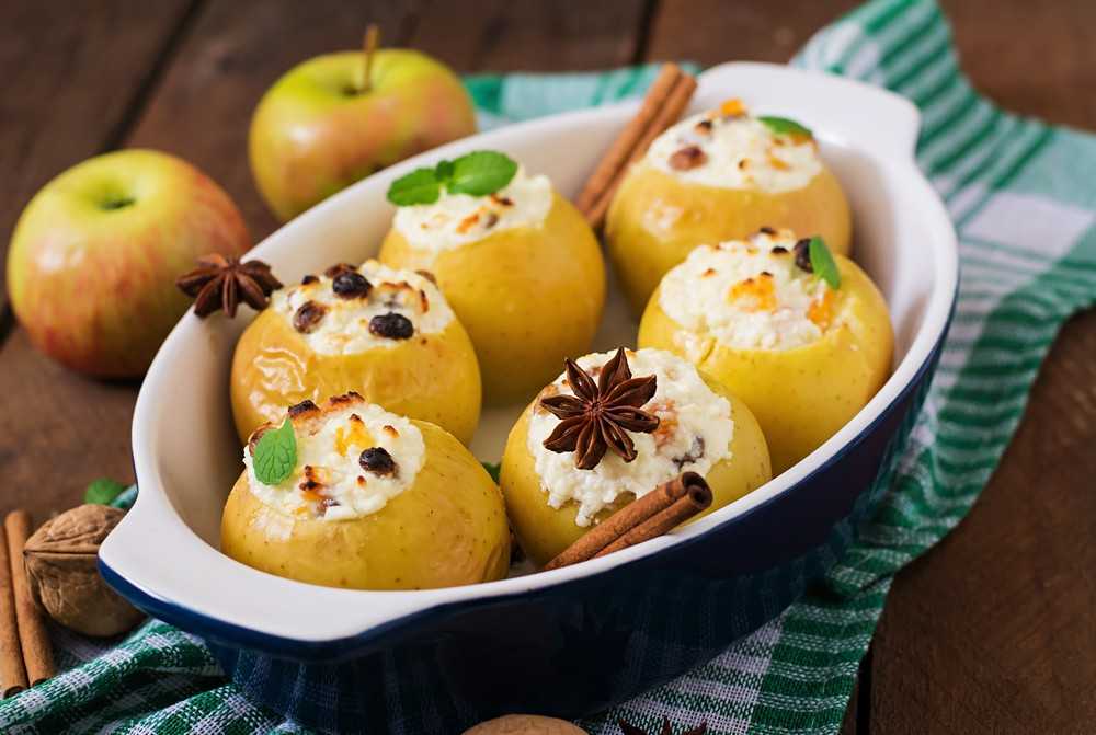 Яблоки с творогом, запеченные в духовке: 6 фото и видео рецептов