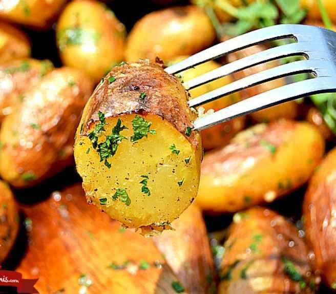 Картошка, запеченная в духовке – 10 самых простых и вкусных рецептов