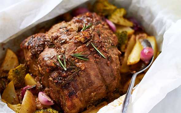 Свинина запеченная в духовке – простые и вкусные рецепты сочного мяса