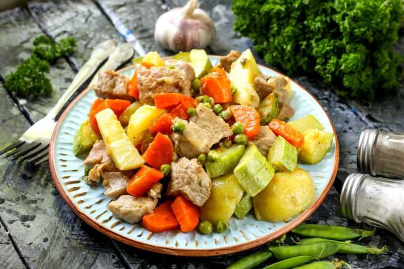 Свинина, запеченная с овощами в духовке - пошаговый рецепт