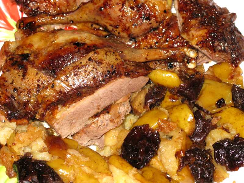 Вкусная запеченная утка с яблоками в рукаве – пошаговый рецепт с фото, как приготовить фаршированное блюдом с медом в духовке