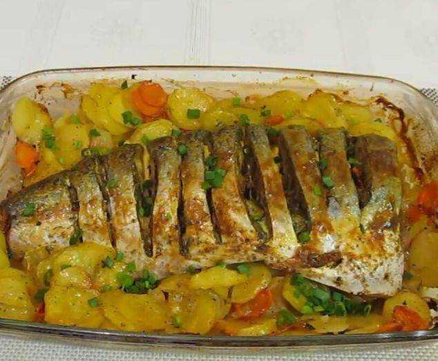 Белая рыба на овощной подушке в духовке