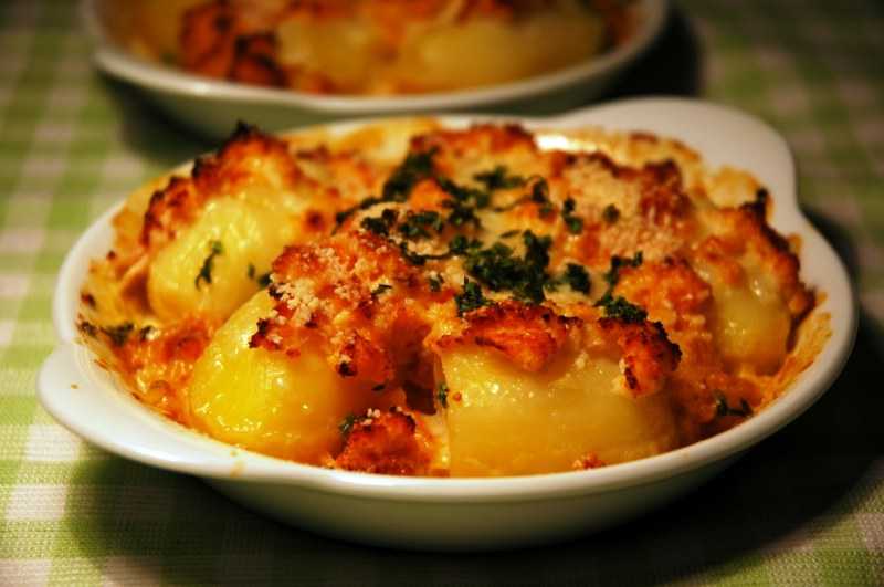 Запеченная картошка в духовке с сыром – тонкости и особенности приготовления: рецепт с фото