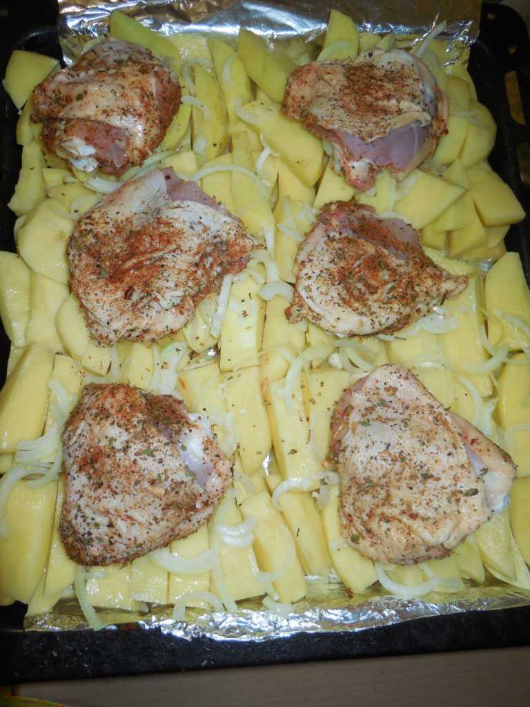 Куриные бедра с картошкой в духовке – лучшие рецепты. рецепты куриных бедер с картошкой в духовке: в фольге, рукаве