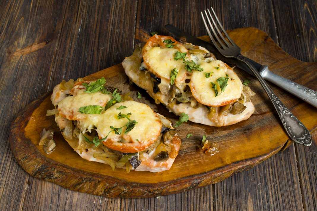 Новогодние отбивные с сыром и грибами в духовке куриные рецепт с фото пошагово и видео - 1000.menu