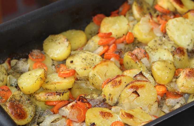 Картошка с овощами в духовке – простой в исполнении очень вкусный ужин!
