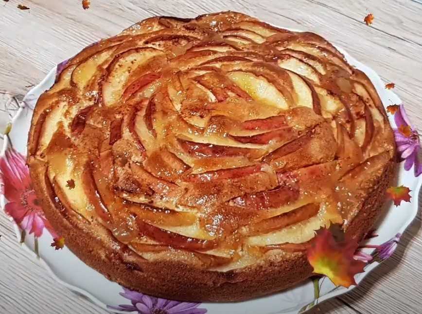Шарлотка с яблоками и творогом, простой домашний рецепт в духовке