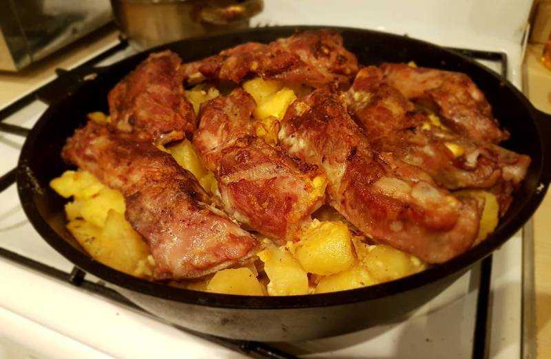 Свиные ребрышки с картошкой в духовке – мягкие, сочные и аппетитные! свиные ребрышки с картошкой в духовке: рецепты