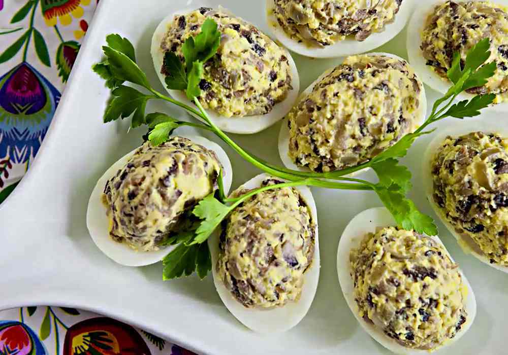 Фаршированные яйца с паштетом из маслин
