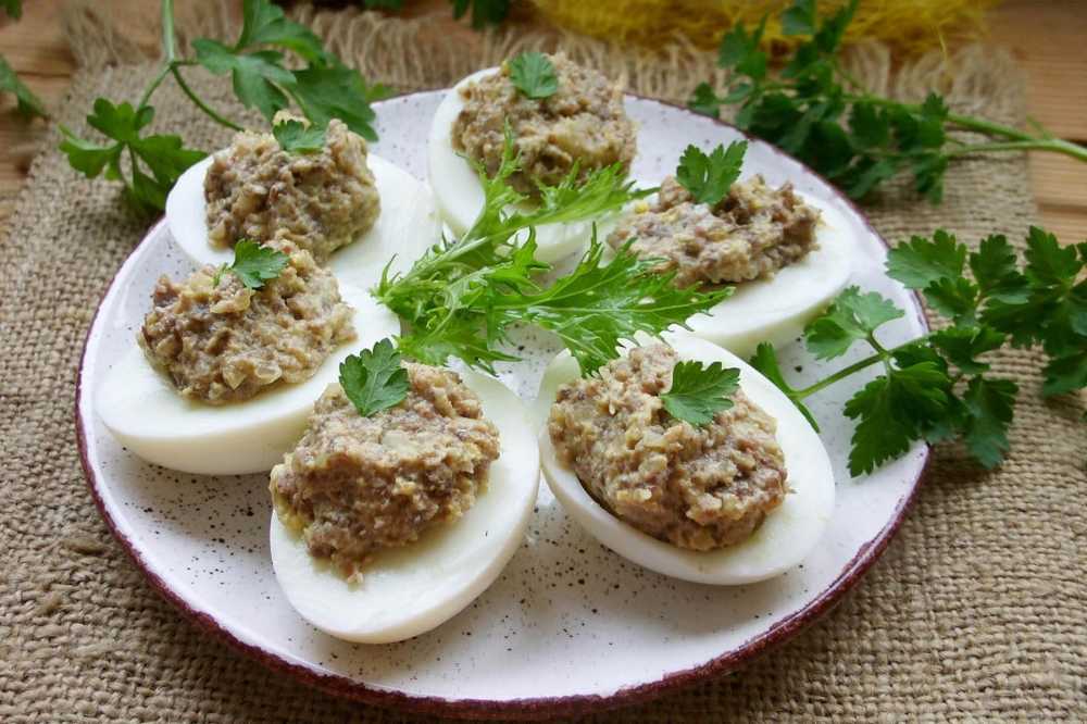 Фаршированные яйца — 13 рецептов на праздничный стол