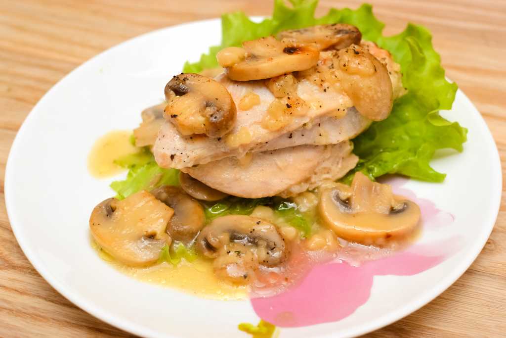 Куриное филе, запеченное с грибами и сыром - 9 пошаговых фото в рецепте
