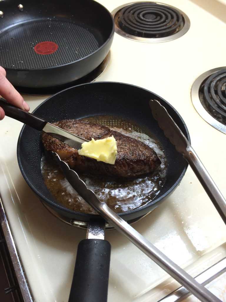 Как правильно пожарить стейк из говядины на сковороде в домашних условиях