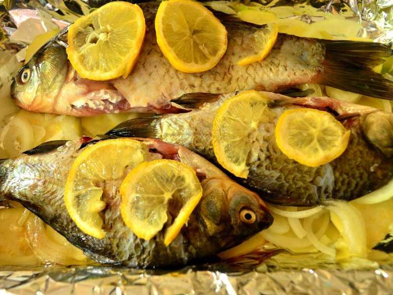 Карась в духовке: как запечь целиком с овощами до золотистой корочки, как вкусно приготовить фаршированную рыбу, сколько готовится по времени