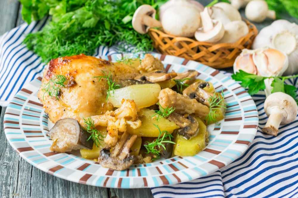Курица с грибами в сливочном соусе в духовке: рецепт с фото