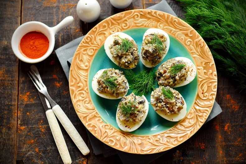 ?боровички» из яиц, фаршированных творогом и зеленью: рецепт с фото пошагово