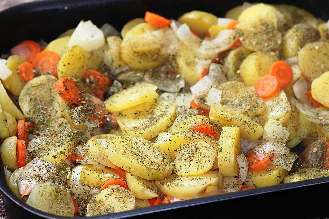 Запеченный с картофель с овощами в духовке