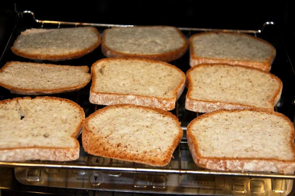 Сухарики в духовке из черного и белого хлеба – 12 рецептов в домашних условиях