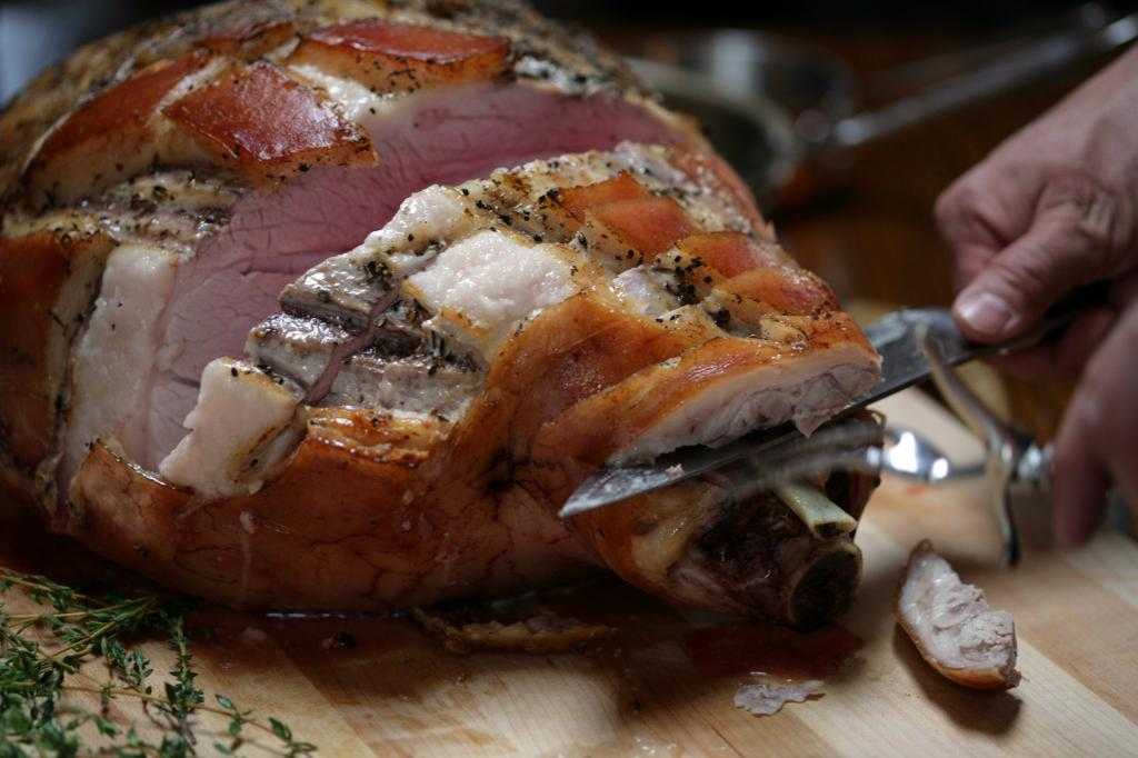 Как приготовить окорок свиной в духовке: три рецепта