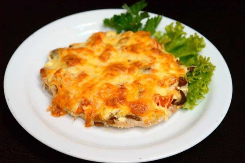 Отбивная куриная грудка в духовке с сыром и помидорами рецепт с фото пошагово - 1000.menu