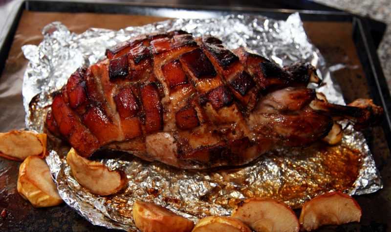 Свинина, запеченная в духовке - 20 быстрых и вкусных рецептов