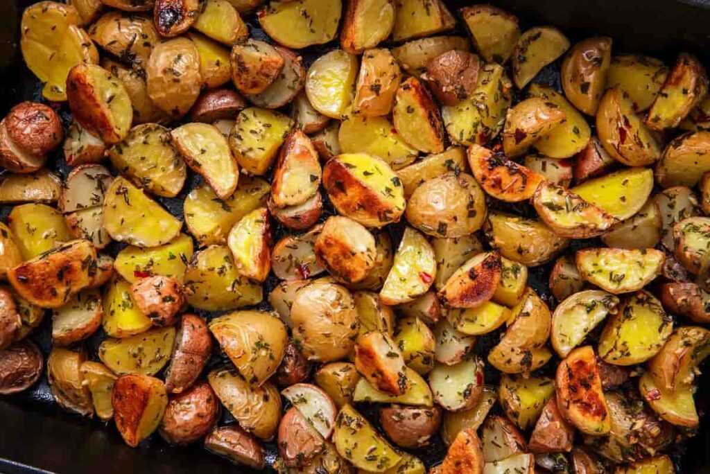 Молодая картошка с кожурой в духовке – рецепт приготовления