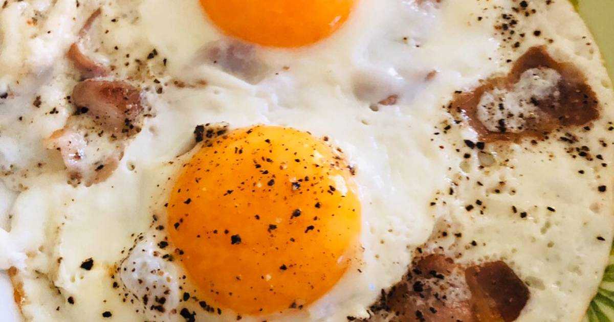 Яичница из двух яиц с беконом и сыром в духовке