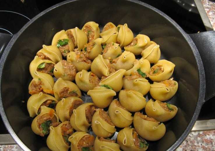 Фаршированные макароны-ракушки - рецепты с фаршем в духовке, мультиварке на сковороде, с начинкой и в сметанном соусе