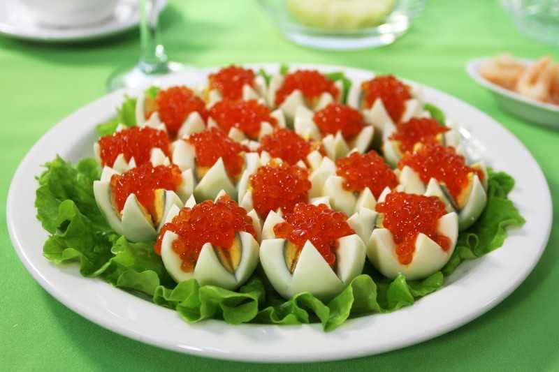 Фаршированные яйца: 25 вариантов начинки на праздничный стол