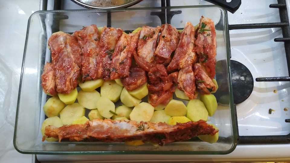 Свиные ребрышки с картошкой в духовке – 8 вкусных рецептов приготовления