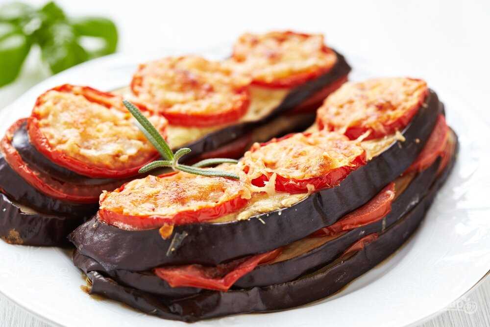 Баклажаны с помидорами, сыром, чесноком и майонезом в духовке - 9 пошаговых фото в рецепте