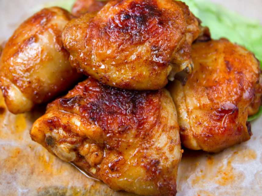 Куриные бедра в духовке - 10 рецептов бедрышек с хрустящей корочкой