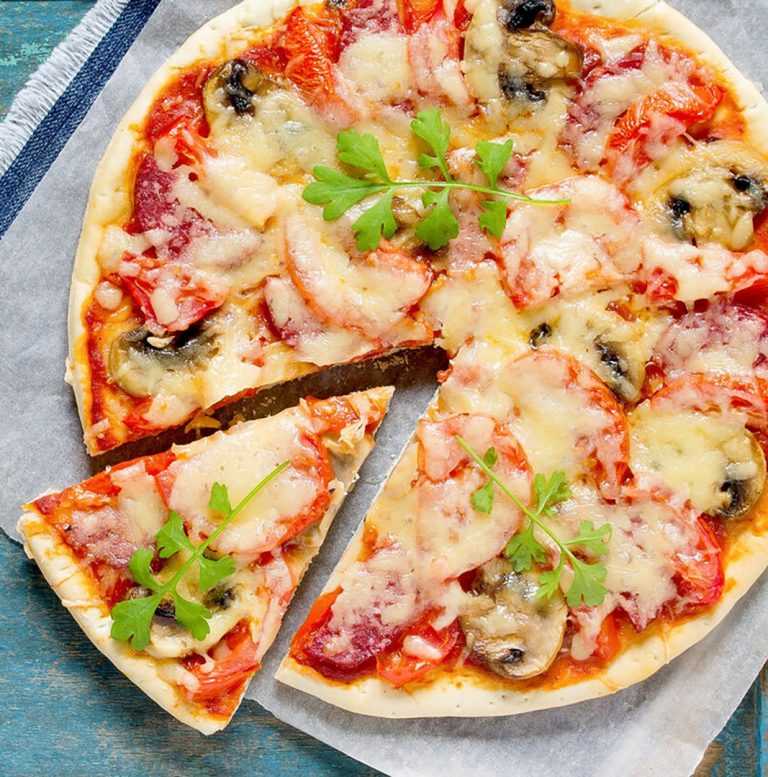 Простые рецепты домашней пиццы с колбасой, сыром и помидорами