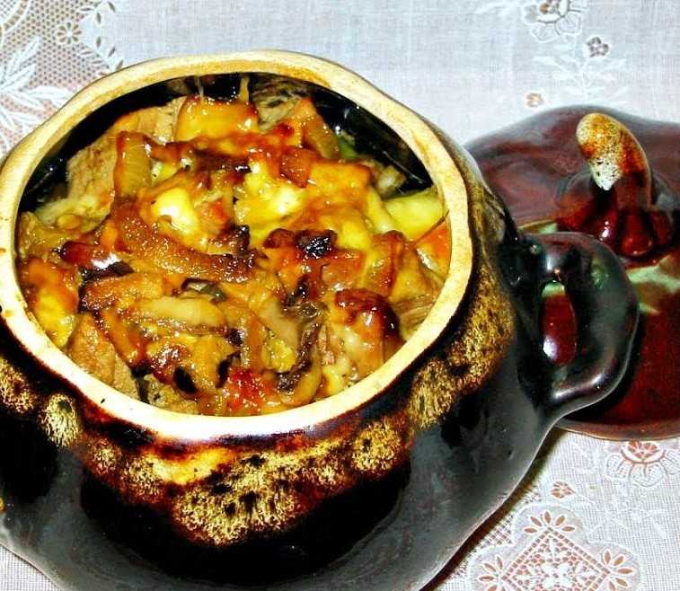Тушёная картошка с мясом приготовленная в горшочках, в духовке