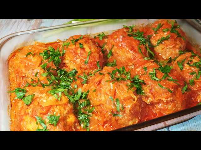 Голубцы в томатно-сметанном соусе в духовке - 15 пошаговых фото в рецепте