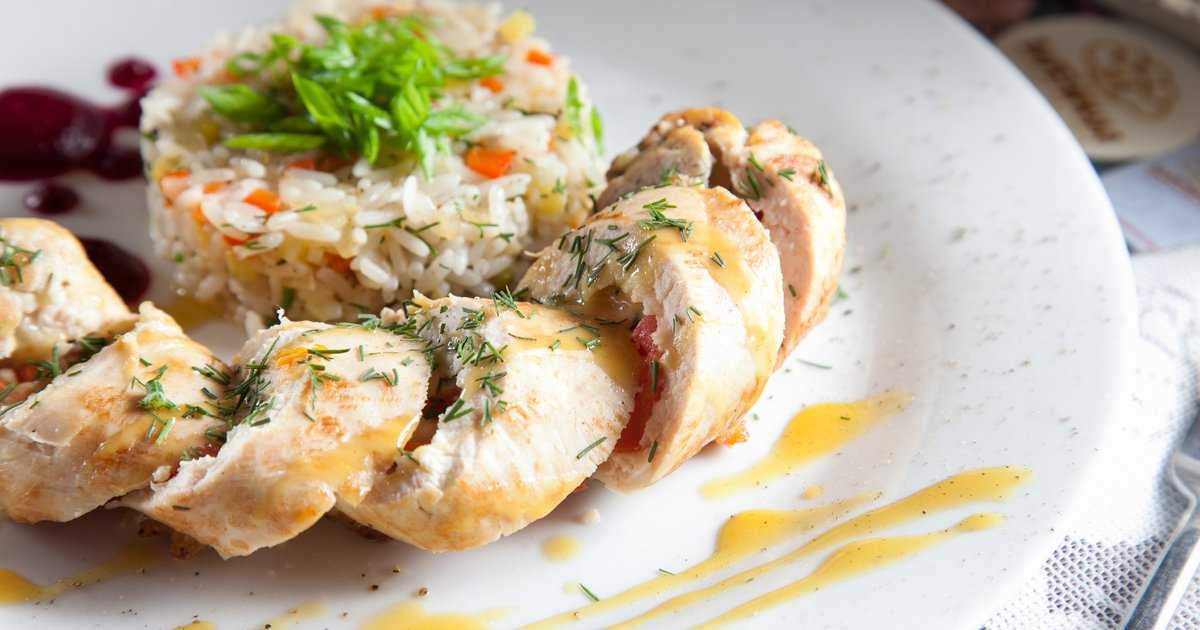 Куриные рулетики с сыром, грибами в духовке - рецепты с фото
