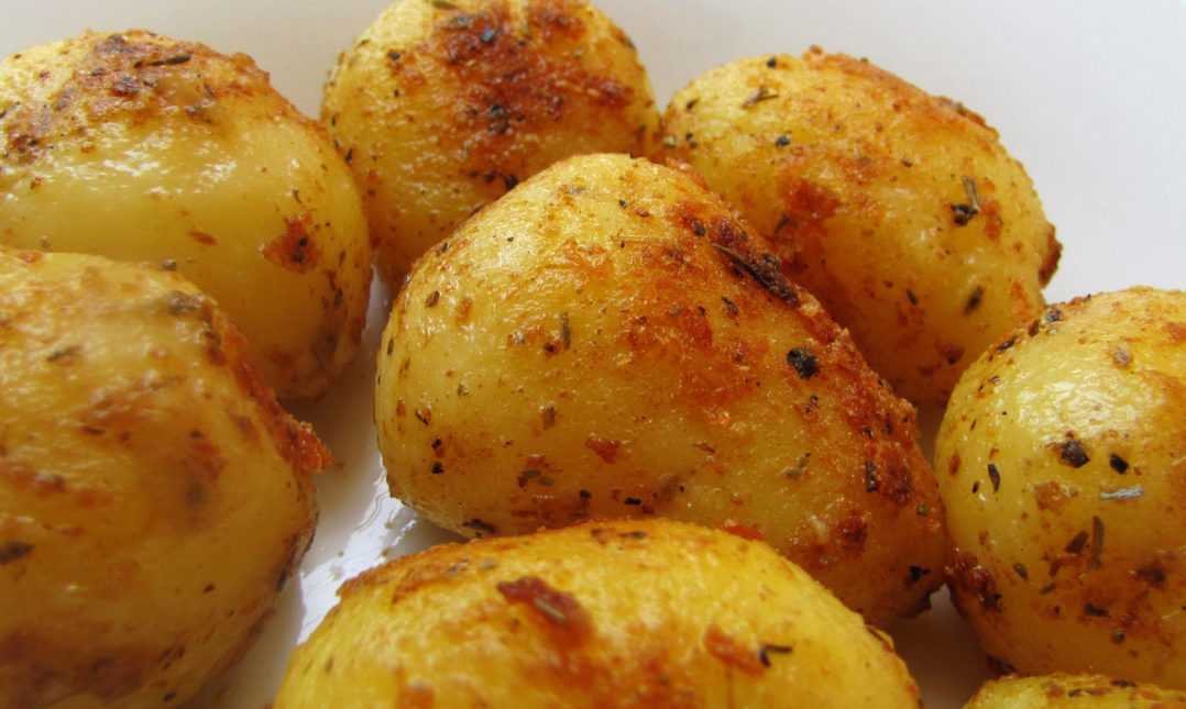 Картофель запеченный в духовке — простые и вкусные рецепты