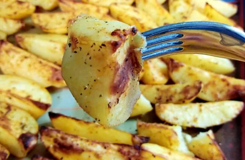 Запеченные картофельные дольки в духовке - рецепт, приготовление
