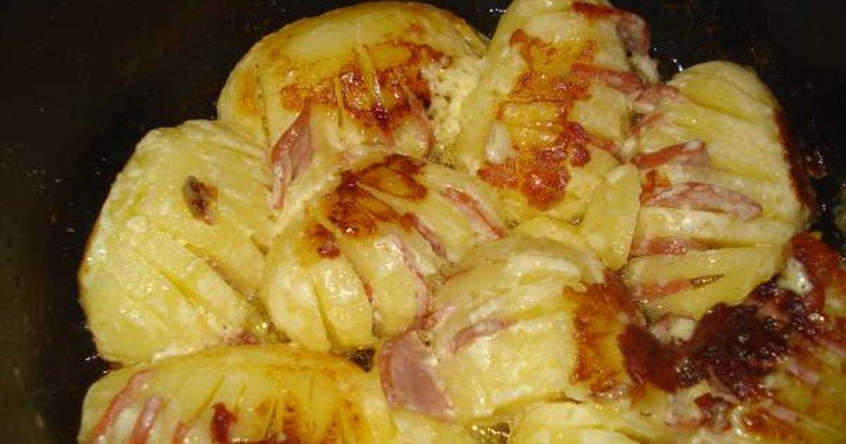 Картофель с колбасками и розмарином