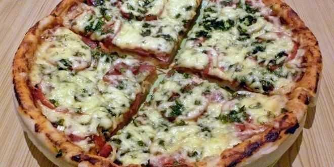 Пицца с копченой колбасой (сервелатом), помидорами и сыром - рецепт