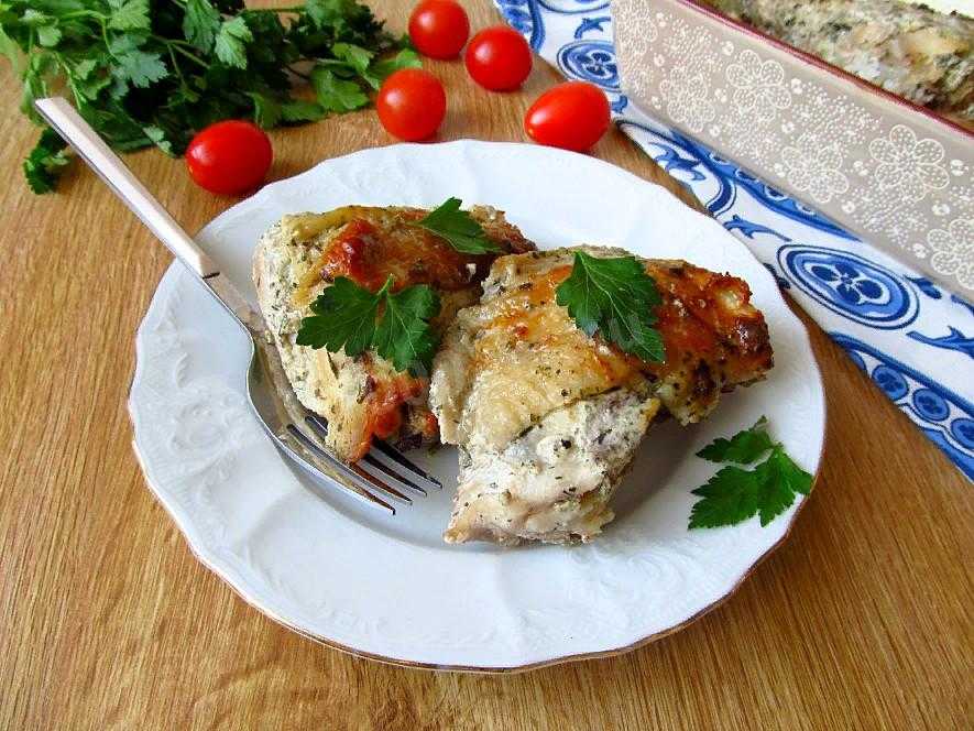 Праздничная курица, запеченная с чесночно-базиликовым маслом